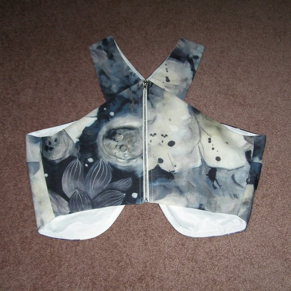 NWT L'Atiste by Amy Criss Cross Crop top M 6-8 - Picture 15 of 16